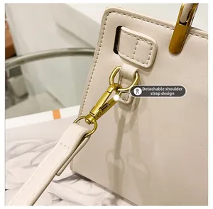 Détails des crochets dorés de haute qualité et coutures sur sac en cuir crème