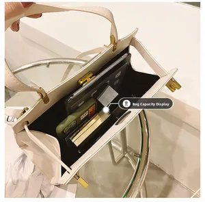 Vue intérieure du sac bandoulière blanc crème montrant l'espace pour tablette