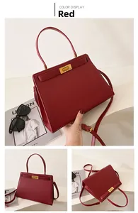 Vues détaillées d'un sac à main rouge en cuir avec fermoir doré et anse supérieure