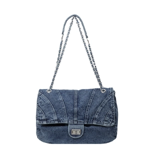 Sac fourre-tout en denim matelassé bleu avec bandoulière chaîne et fermoir pivotant