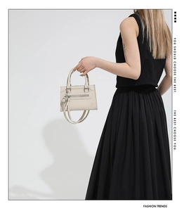 Sac à main rectangulaire blanc cassé avec fermeture éclair avant et bandoulière chic