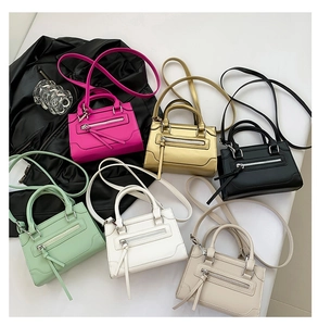 Vue de dessus de sacs bandoulière compacts en cuir en six couleurs sur fond blanc