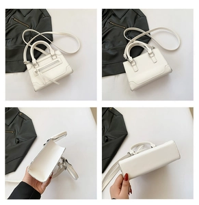 Vues détaillées d'un sac à bandoulière en similicuir blanc avec fermeture éclair avant