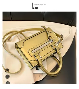 Vue détaillée de dessus d'un mini sac bandoulière doré métallisé avec surpiqûres fines
