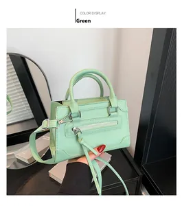 Détails du sac en cuir vert menthe avec de longues franges et des ferrures argentées