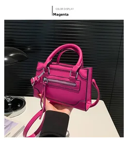 Détail du sac à main rose rouge avec fermeture éclair argentée et similicuir élégant