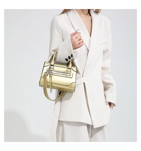 Mini sac bandoulière doré moderne avec de longues franges et finition métallisée