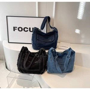 Tre colori di borse in denim con grandi tasche a patta e tracolle ampie regolabili