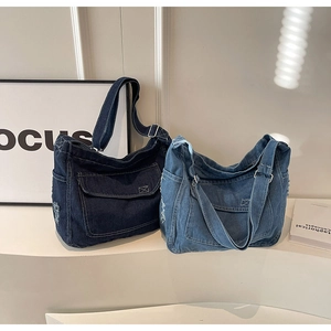Dettaglio di borse tote in denim blu scuro e chiaro con tasche anteriori e bordi sfrangiati
