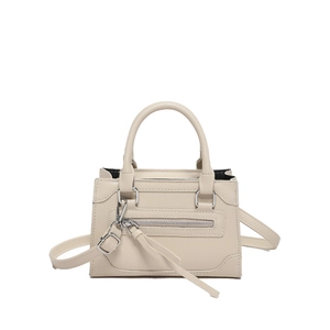 Sac bandoulière beige chic avec pampille zippée et détails de quincaillerie argentée