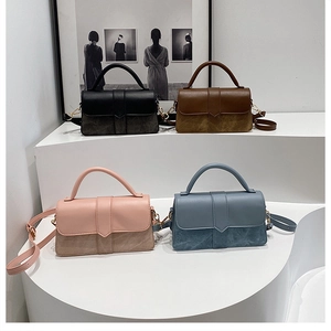 Minimalistische crossbodytassen in zwart, koffie, roze en blauw met V-flap detail weergave