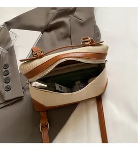 Vue détaillée de l'intérieur spacieux d'un sac bandoulière en toile avec des essentiels