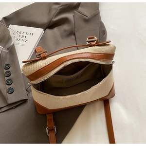 Détail de l'intérieur du sac en toile avec fermeture éclair et bandoulière en cuir