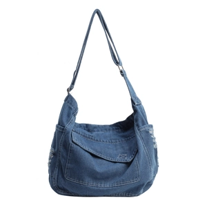 Grande borsa a tracolla in denim invecchiato con bordi a taglio vivo e tracolla regolabile