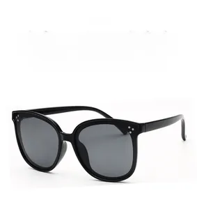 Lunettes de soleil noires pour enfants avec verres polarisés et détails de rivets