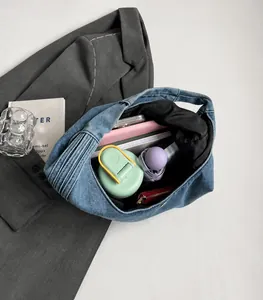 Vue intérieure montrant la grande capacité du cabas en denim pour les objets du quotidien