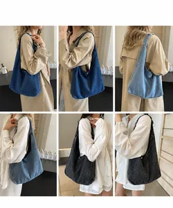 Vue détaillée des grands sacs cabas en denim en bleu foncé, bleu clair et gris fumé