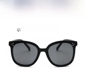 Gros plan sur les lunettes en silicone noir avec des rivets argentés élégants sur le cadre