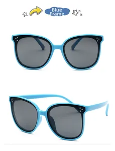 Vue détaillée des lunettes de soleil polarisées pour enfants bleu ciel avec rivets