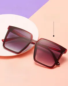Detail der quadratischen burgunderroten Sonnenbrille mit lila Verlaufsgläsern im Display