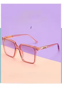 Detailansicht der quadratischen Verlaufsgläser und transparenten rosa Rahmen mit Metallakzenten