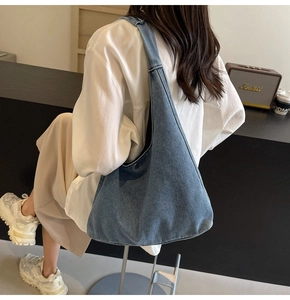 Vue latérale d'un grand sac fourre-tout en denim porté avec une tenue décontractée