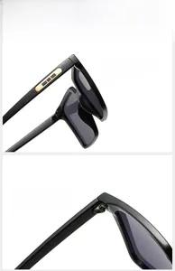 Detailansicht der quadratischen schwarzen Sonnenbrille mit Metallscharnieren und Goldakzenten