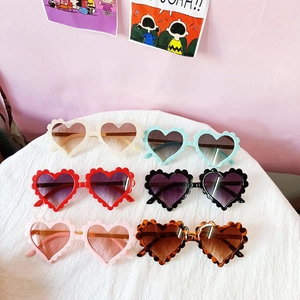 Lunettes De Soleil En Forme De Coeur Pour Enfants Monture Ondulée Mode Verre Dégradé Protection UV Pour Tout Petits