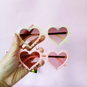 Lot de deux lunettes de soleil coeur pour enfants en tons crème et rose poudré