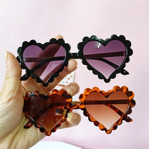Lunettes de soleil pour enfants en forme de cœur avec bords ondulés en noir et écaille