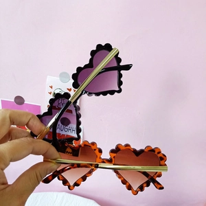 Lunettes de soleil cœur pour enfants avec bords festonnés et branches en métal doré