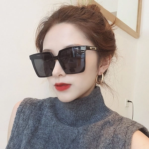 Schicke Oversize-Quadrat-Sonnenbrille in Schwarz mit goldenen Metallakzenten am Bügel
