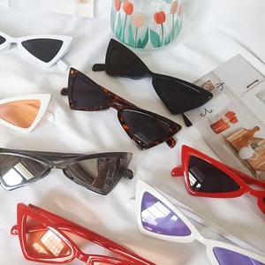 Vue à plat de lunettes de soleil triangle style œil de chat en plusieurs couleurs