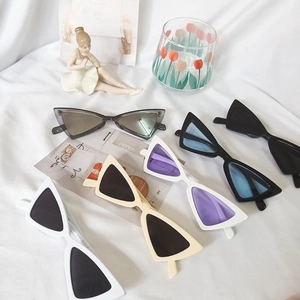 Lunettes de soleil œil de chat triangulaires tendance en plusieurs coloris sur tissu