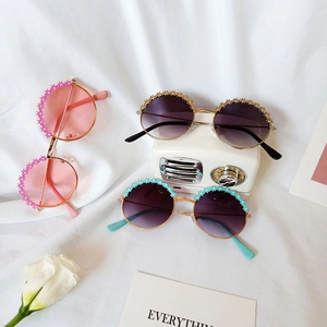 Trois paires de lunettes de soleil rondes pour enfants avec décor de marguerites