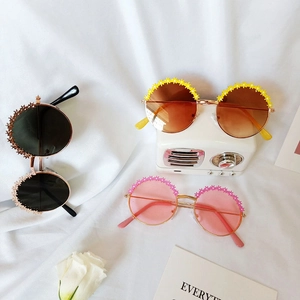 Lunettes de soleil fleur enfant en métal doré avec verres noirs, thé et roses stylés