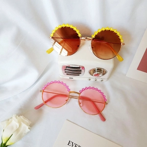 Set de lunettes de soleil fleurs pour enfants avec monture dorée et verres ronds colorés