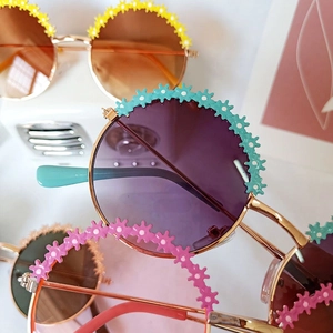 Gros plan de lunettes de soleil fleurs pour enfants avec monture en métal multicolore