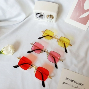 Trois paires de lunettes de soleil vintage pour enfants avec monture dorée carrée