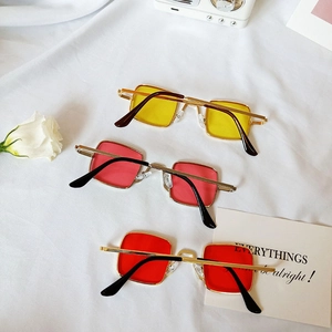 Lunettes de soleil carrées vintage pour enfants en jaune, rose et rouge à cadre doré