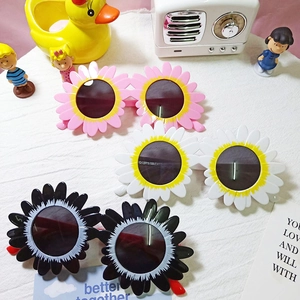 Cute sunflower shaped sunglasses for kids in pink white and black colors