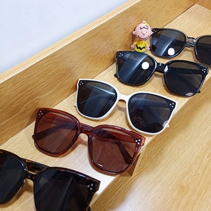 Oversized Square Sunglasses PC Frame Resin Lens UV400 Protection Metal Rivet Decor Fashion Trendy Eyewear Men Women