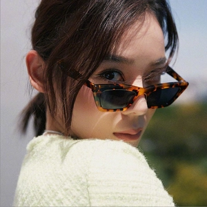 Retro tortoise shell cat eye sunglasses with dark lenses for a vintage fashion style