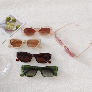 Retro small frame cat-eye sunglasses in five stylish colors with transparent finishes