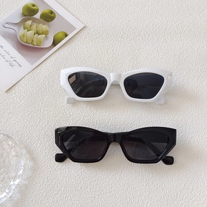 Retro geometric cat-eye sunglasses in black and white with thick resin frames for street style