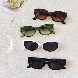 Collection de lunettes de soleil œil de chat rétro en coloris écaille, vert, blanc et noir