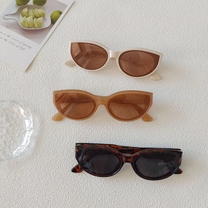 Trois lunettes de soleil ovales rétro en crème, thé et écaille sur fond tendance