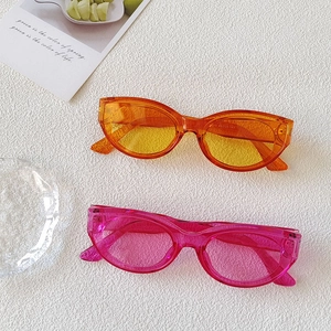 Lunettes de soleil ovales rétro tendance en orange dégradé et rose avec monture légère