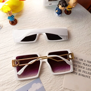 Chic square sunglasses with white frames, gradient purple lenses and gold D-logo temples