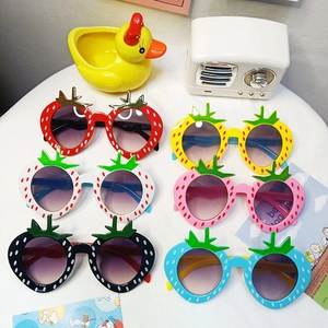 Kinder Erdbeere Sonnenbrille Cartoon Frucht Form UV400 Mode Party Brillen Kunststoff Süße Rahmen Für Jungen Mädchen